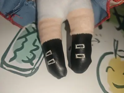 老版萌萌的，非常感谢卖家割爱，两个棉花娃娃脸软软的，回来就换洗了棉花，然后更换了脚皮，现在两个孩子都喂的胖胖的，放在床上，回到家感觉被治愈了