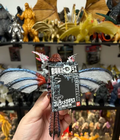 这款万代超翔龙软胶质感绝了！造型还原度超高，细节刻画精致，翅膀纹理与身体纹理清晰可见。品相完美，背景满柜的怪兽收藏更显氛围，入手超开心！