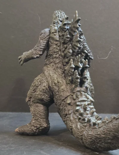 这款哥斯拉手办质感超棒，皮肤纹理与背棘细节刻画细腻，造型霸气还原度拉满，涂装沉稳有质感，摆在家中氛围感十足，是收藏党不容错过的佳作！