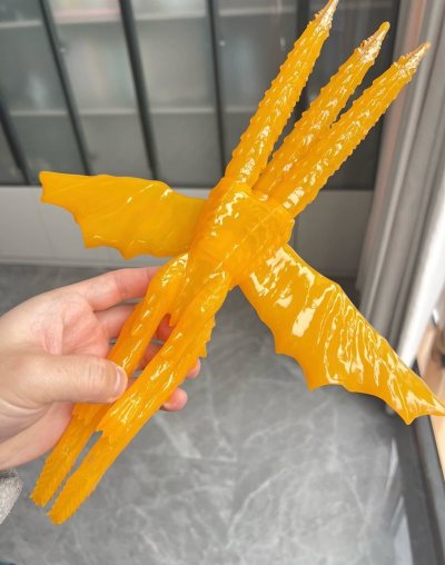 这款王者基多拉软胶太惊艳！透明黄配色通透闪耀，三头龙翼造型霸气，与其他怪兽手办摆一起氛围感拉满，收藏价值超高！