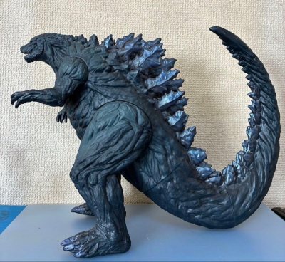 这款地球哥斯拉软胶太有力量感了！肌肉纹理与背棘刻画充满张力，深墨蓝涂装自带金属光泽，巨型长尾姿态霸气，是极具视觉冲击力的收藏精品！