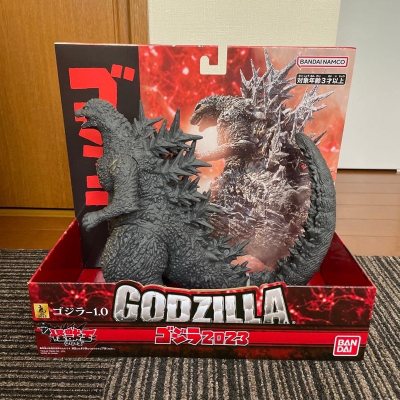 这款哥斯拉-1.0软胶还原度拉满！背棘尖锐凌厉，皮肤纹理粗糙写实，灰黑涂装沉稳厚重，万代包装精致，是2023年哥斯拉系列的收藏佳作！
