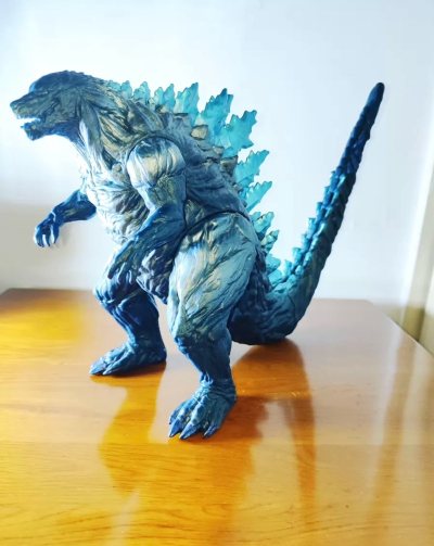 这款行星哥斯拉软胶质感超绝！渐变蓝背棘晶莹剔透，肌肉线条充满压迫感，金属光泽涂装高级感拉满，姿态霸气十足，是怪兽收藏里的视觉焦点！