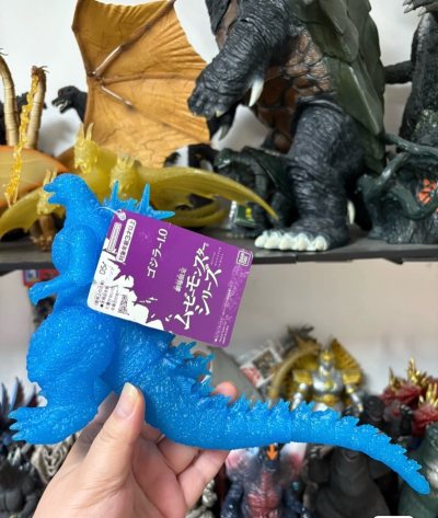 这款剧场限定透明蓝闪哥斯拉-1.0软胶太吸睛！半透蓝底+细闪质感梦幻，背棘造型凌厉，透光效果惊艳，是限定收藏里的颜值担当！