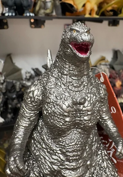 这款金属银限定哥斯拉-1.0软胶质感拉满！通体银漆细腻高级，皮肤纹理与背棘刻画凌厉，光泽感十足，是极具收藏价值的限定款！