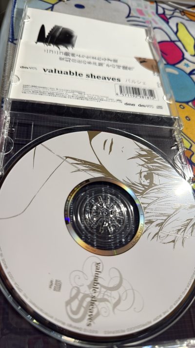 作为细节控，这张《valuable sheaves》CD完全超出期待！封面印刷色彩饱满，内页歌词本排版舒适，盘面无任何瑕疵。店家包装严实，用了多层缓冲材料，运输零折损，播放时音质纯净，是一次非常舒心的购物体验！