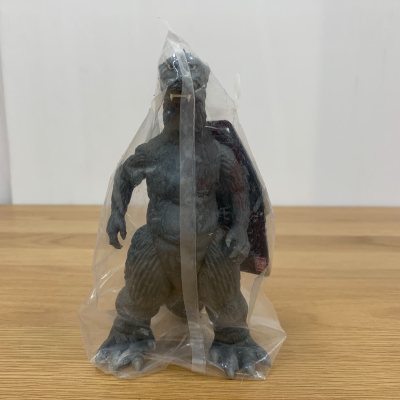 这款昭和哥斯拉软胶复古感拉满！深灰素色沉稳经典，圆眼獠牙造型还原老剧神韵，全新未拆封品相完好，是情怀党必入的复古收藏！