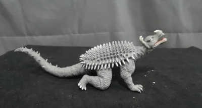 这款安基拉斯（Anguirus）手办细节超赞！背棘与鳞片纹理刻画细腻，灰白配色复古经典，匍匐姿态充满张力，是哥斯拉系列里极具辨识度的经典怪兽收藏！