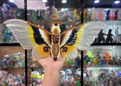 这款剧场限定魔斯拉2004软胶太惊艳！半透翅膀纹理细腻，黄黑配色层次分明，眼斑细节栩栩如生，是极具美感的东宝怪兽收藏！