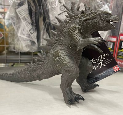 这款哥斯拉（2023/哥斯拉-1.0）电影怪兽软胶太绝了！通体深灰涂装沉稳高级，全身鳞片与背棘纹理刻画凌厉，姿态霸气张力十足，万代正品带卡，是收藏党必备的精品！