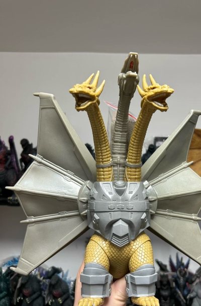 这款机械王者基多拉软胶太硬核了！机械装甲与龙鳞纹理细节拉满，三头造型霸气凌厉，金银配色科技感十足，是哥斯拉系列里极具压迫感的收藏精品！