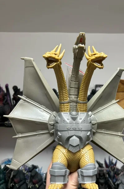 这款机械王者基多拉软胶太硬核了！机械装甲与龙鳞纹理细节拉满，三头造型霸气凌厉，金银配色科技感十足，是哥斯拉系列里极具压迫感的收藏精品！