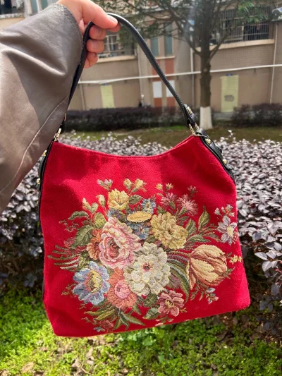 第一次使用挖煤姬 过程可丝滑了 淘到这个我一直想要的think bee红色包包 实物很好看 这个软件真的太好用