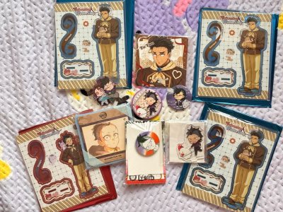 终于收到了心心念念的悲鸣屿行冥情人节&amp;amp;白情系列谷子，还有不死川兄弟的Ufotable Cafe限定周边，挖煤姬这次真的太给力了?！
悲鸣屿行冥捧着小玩偶的立牌温柔感拉满，暖棕配色和细节满满的手写牌，摆在一起就像把冬日暖阳握在手里；抱着小鸡的玄弥Q版挂...终于收到了心心念念的悲鸣屿行冥情人节&amp;amp;白情系列谷子，还有不死川兄弟的Ufotable Cafe限定周边，挖煤姬这次真的太给力了?！
悲鸣屿行冥捧着小玩偶的立牌温柔感拉满，暖棕配色和细节满满的手写牌，摆在一起就像把冬日暖阳握