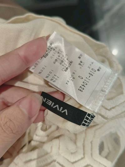 终于挖到谭燕玉同款美衣啦！这件米白色针织开衫的镂空几何纹样设计太精致了，质感软糯亲肤，版型显瘦又温柔，日常通勤或约会都很适配。实物和图片完全一致，做工精细无线头，搭配半身裙超有氛围感，性价比很高，推荐给喜欢复古温柔风的姐妹！