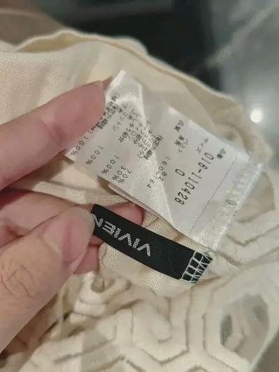 终于挖到谭燕玉同款美衣啦！这件米白色针织开衫的镂空几何纹样设计太精致了，质感软糯亲肤，版型显瘦又温柔，日常通勤或约会都很适配。实物和图片完全一致，做工精细无线头，搭配半身裙超有氛围感，性价比很高，推荐给喜欢复古温柔风的姐妹！