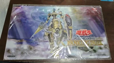 这次在挖煤姬入手的游戏王宵星之机神卡垫，真的太惊艳了！卡垫全新未拆封，包装严实没有任何折痕磨损，正面的机神立绘细节拉满，金属质感和光影效果都超还原，20周年纪念标识也很有收藏意义。