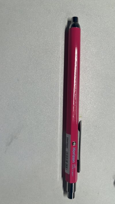 又在挖煤姬切文具了，这回是一大堆笔。只要一停产在网上就买很贵呜呜，幸好让我海淘上了嘿嘿。在这里展示一下我美丽的文具们～