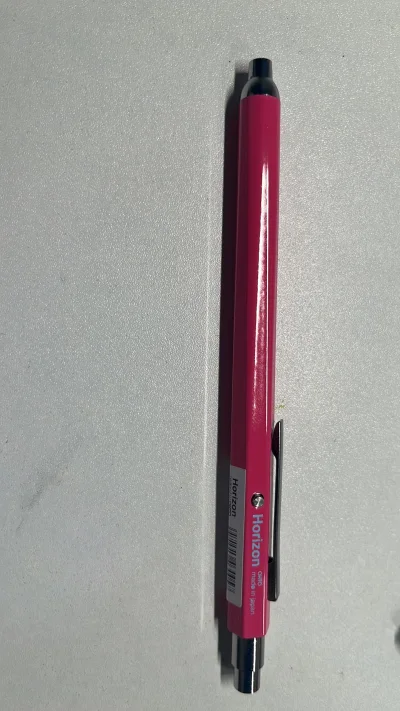 又在挖煤姬切文具了，这回是一大堆笔。只要一停产在网上就买很贵呜呜，幸好让我海淘上了嘿嘿。在这里展示一下我美丽的文具们～