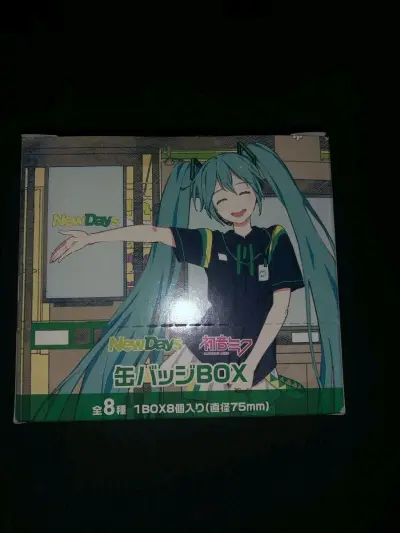 心心念念的煤炉包裹终于到手了！这次主打一个“公主回家”计划，全是我葱宝（初音未来）的美丽周边！?
开箱的快乐谁懂啊！一盒完整的吧唧set，还有单配的几个超绝柄图的吧唧，以及几张超美的明信片。不得不说，日拍上真的能淘到好多古早或者稀有的柄图，每一张都是心动的感觉！
这...心心念念的煤炉包裹终于到手了！这次主打一个“公主回家”计划，全是我葱宝（初音未来）的美丽周边！?
开箱的快乐谁懂啊！一盒完整的吧唧set，还有单配的几个超绝柄图的吧唧，以及几张超美的明信片。不得不说，日拍上真的能淘到好多古早或者稀有的柄图