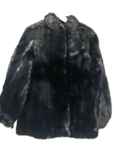 挖煤姬的第二单是一件松鼠两面穿皮草和一件黑貂，质感，毛毛的柔软度都没得说，而且价格又很有性价比，又是开心的一次开箱，挖煤姬值得信任！