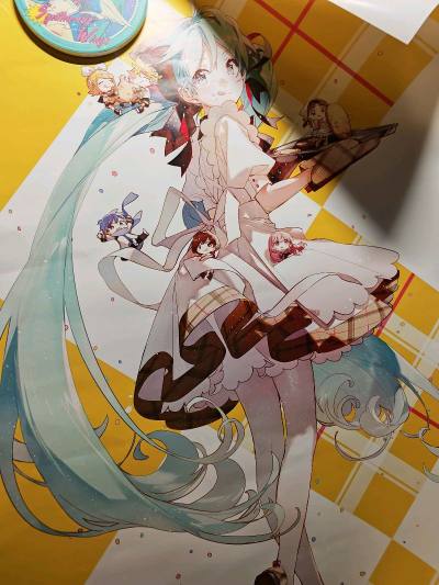 挖煤姬这波海淘真的让我圆梦了！这次入手的全是V家心头好，首先是v家六子抽赏小立牌，六个人整整齐齐排在一起超级治愈，每个角色的细节都做得很好；还有樱未来大立牌真的美哭我，春日樱花和葱宝的搭配简直绝杀，粉粉嫩嫩摆在桌上是视觉C位；再加上两张初音未来✕不二家的联名海报，复...挖煤姬这波海淘真的让我圆梦了！这次入手的全是V家心头好，首先是v家六子抽赏小立牌，六个人整整齐齐排在一起超级治愈，每个角色的细节都做得很好；还有樱未来大立牌真的美哭我，春日樱花和葱宝的搭配简直绝杀，粉粉嫩嫩摆在桌上是视觉C位；再加上两张初