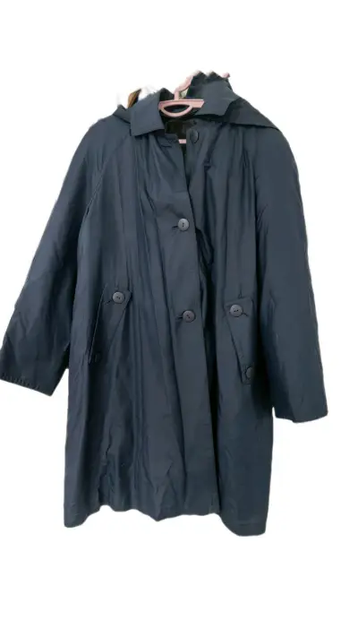 这次到了三件外套，白色的羊毛大衣很知性，长度也够长。一件藏蓝色风衣，内衬是松鼠毛，还有一件短款黑貂，每一件都非常满意，开心开心！！