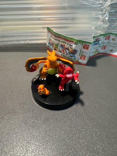 这次分享的是多美的1/40立体图鉴 sp里面的御三家 小火龙、火恐龙和喷火龙，这一组是买来换品的，受到挖煤姬的包裹检查完成，亚克力棒 本体都没有损坏，很适合收藏和展示