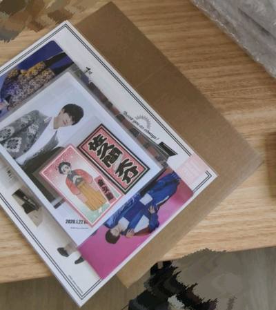 订单里额外加了200日元的包装费，每个订单都很细致地帮我加了包装费。买了海报一点也没有折角，立牌也完完整整地来到了我面前
