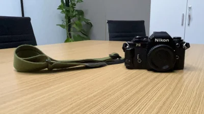 拿到手的一瞬间心凉了半截，发现反光板抬起了。结果用新电池试了后发现并无大碍，背板功能也正常。
FG的设计还有利于清洁取景器，又是一台崭新的机器啦。非常喜欢！