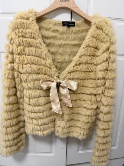 外套已收到，跟卖家描述一致，毛茸茸的很舒适合身，毛量充足不稀疏，颜色百搭，尺码合适，物流很快包装完好没有破损