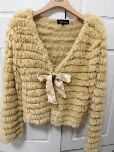 外套已收到，跟卖家描述一致，毛茸茸的很舒适合身，毛量充足不稀疏，颜色百搭，尺码合适，物流很快包装完好没有破损