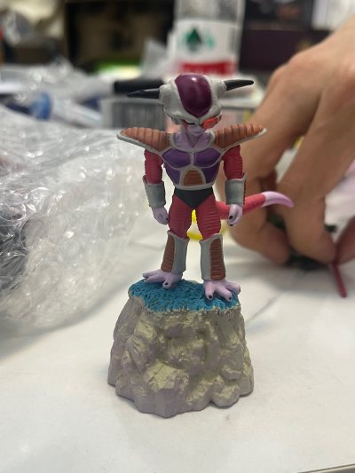 海淘手办安全下车！做工细腻，涂装自然，包装防护到位无磕碰，正版手感超棒，摆柜超有质感，这次购物太值了！