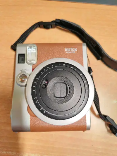 淘到一个好价拍立得～相机使用起来也很简单，出片效果正常，成像清晰，日常随手拍、记录生活都挺合适的。 平台操作不难，下单、合单、物流都能看得明白，打包也很用心，裹得很严实，收到的时候机子完好，成色和描述基本一致。 总体来说是一次很顺利的购物，买到自己喜欢的东西还是很开...淘到一个好价拍立得～相机使用起来也很简单，出片效果正常，成像清晰，日常随手拍、记录生活都挺合适的。 平台操作不难，下单、合单、物流都能看得明白，打包也很用心，裹得很严实，收到的时候机子完好，成色和描述基本一致。 总体来说是一次很顺利的购物