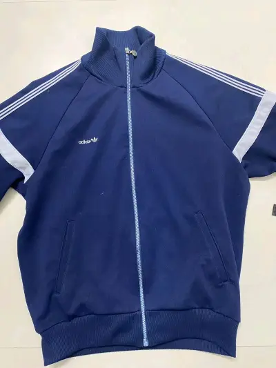 这次在挖煤姬购入的好物是阿迪古着，走的可追踪小航空，包装很牢固。挖煤姬界面简单，很好上手，挖煤姬也有很多附加服务可以选择。