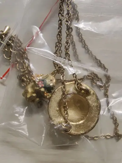 在挖煤姬上面买了多件来自不同品牌的小物。成色很不错，主题很别致 ，包裹很快就到了。还会继续在挖煤姬平台购物的，体验非常好