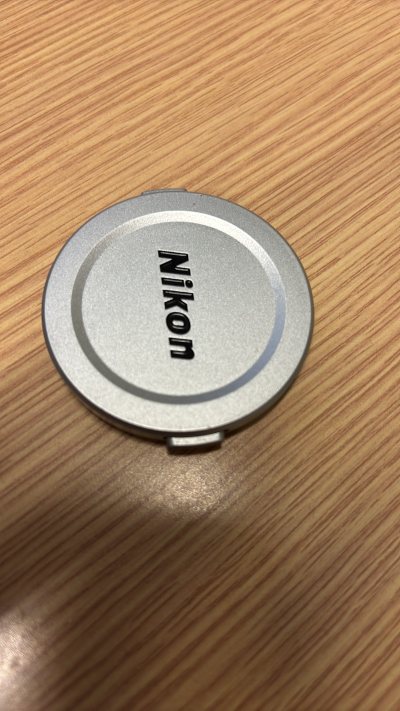 理光gr21的ps机的镜头盖、全新未使用，有店铺凭证。尼康45 2.8p镜头盖，银色，52mm，轻微痕迹。