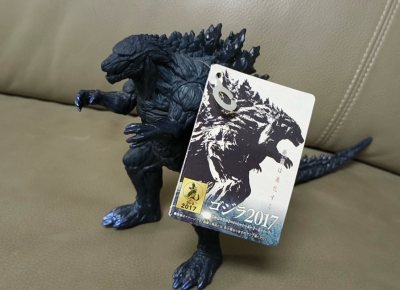 这是万代出品的哥斯拉：哥斯拉2017（Godzilla Singular Point / 哥斯拉2017）软胶手办，出自动画《哥斯拉：奇点》，通体深黑带蓝紫光泽，肌肉纹理与背棘极具力量感，是极具收藏价值的特摄周边。