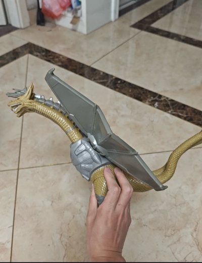 机械王者基多拉手办登场！金黄鳞甲与厚重机械装甲碰撞，三头形态与巨大机械翼尽显压迫感，哥斯拉系列反派的霸气与力量感拉满。