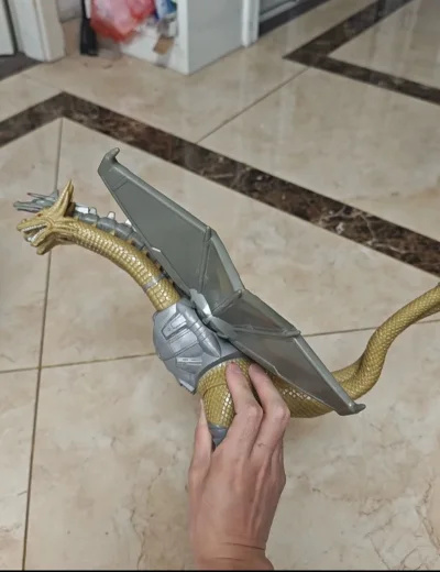 机械王者基多拉手办登场！金黄鳞甲与厚重机械装甲碰撞，三头形态与巨大机械翼尽显压迫感，哥斯拉系列反派的霸气与力量感拉满。