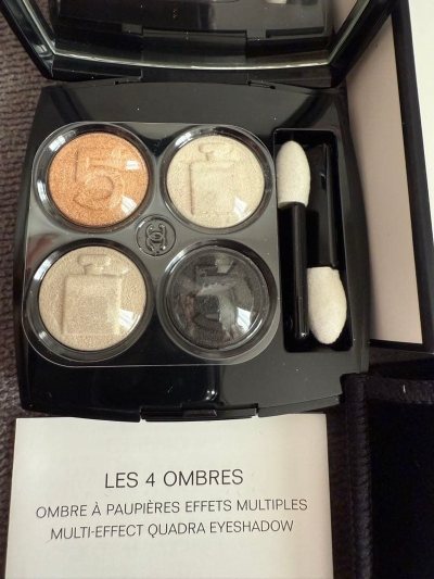 眼影很多，挑起来眼睛都要看花了 平台给了很多优惠券，可以选择使用 还有还价功能，很方便 有时候遇到个人卖家的福袋就很划算，可以多蹲蹲




