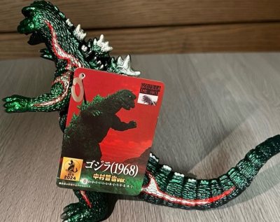 翠绿鳞甲燃着红银焰纹，1968版哥斯拉中村哲也ver.登场，银白背鳍与复古造型，将特摄的热血与力量感尽数呈现。