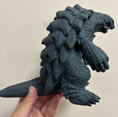 深灰甲胄覆满嶙峋纹理，青蓝纹路在躯干间流转，加美拉的厚重身躯与锐利爪牙，将守护地球的磅礴气势尽数展现。