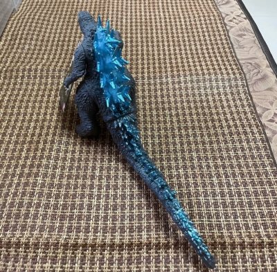 深灰鳞甲泛着粗粝质感，冰蓝背鳍如晶簇般锋芒毕露，哥斯拉-1.0限定款昂首咆哮，将怪兽的磅礴威慑力尽数呈现。