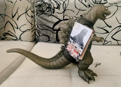 半透墨绿质感包裹复古身形，背鳍如雾中棘刺，2002版哥斯拉手办静静伫立，将旧平成特摄的厚重与沧桑尽数封存。