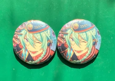 在挖煤姬切了几个日日树涉的吧唧，走的竹蜻蜓路线，从下单到收货仅15天，速度超快！包装严实无破损，平台经常发券，发货还能用积分抵扣，非常划算