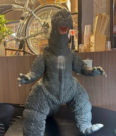 深灰鳞甲覆满粗糙纹理，银白背鳍如锋刃林立，经典哥斯拉昂首张牙，将昭和特摄的磅礴威严尽数凝于身形之中。