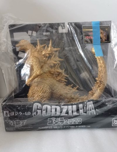鎏金覆满哥斯拉-1.0的嶙峋鳞甲，棘刺如金刃般锋芒毕露，70周年限定款在包装中静静蛰伏，将怪兽的尊贵与威慑力尽数封存。
