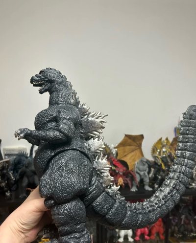 墨黑鳞甲覆满粗糙纹理，银白背鳍如利刃林立，经典哥斯拉昂首张牙，将平成时期的磅礴威严与力量感尽数凝于厚重身形之中。
