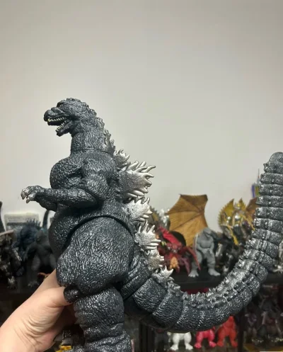 墨黑鳞甲覆满粗糙纹理，银白背鳍如利刃林立，经典哥斯拉昂首张牙，将平成时期的磅礴威严与力量感尽数凝于厚重身形之中。